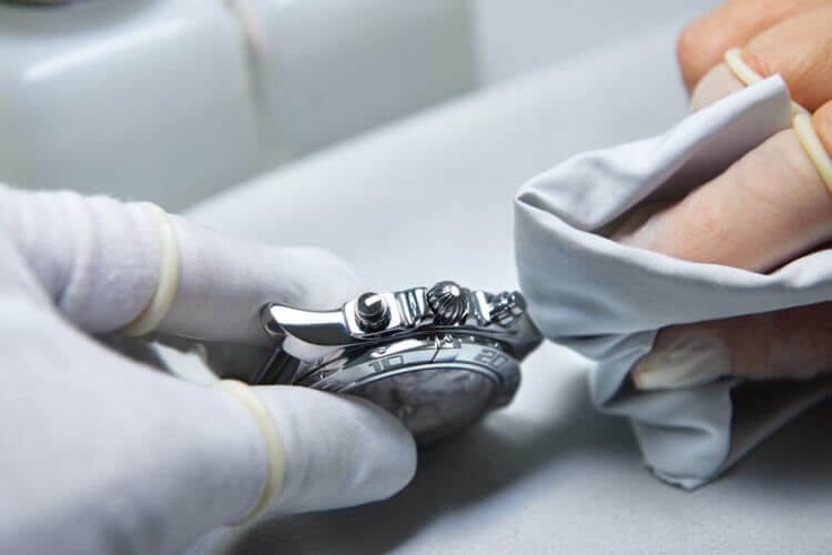 Tips for Polishing Scratched Watch Crystals (1)