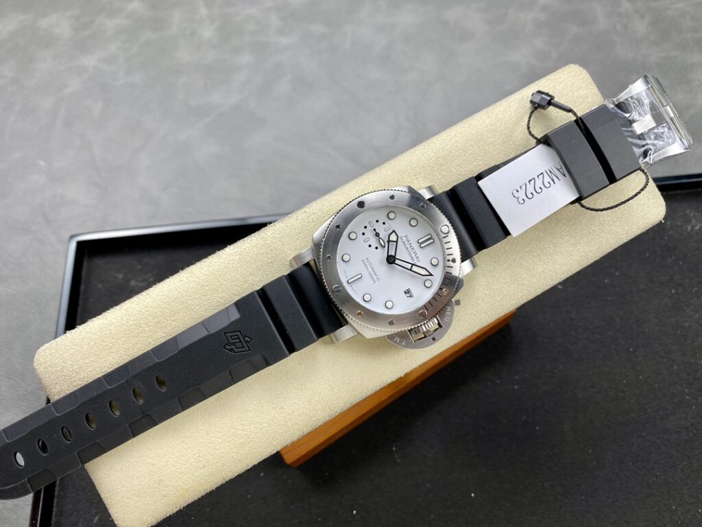 Panerai Submersible Bianco PAM02223 Replica Watches VS Factory 42mm (1)