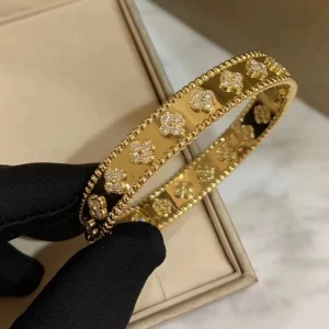 Van Cleef & Arpels Clover Texture Bracelet Custom Diamond Gold 18K (2)
