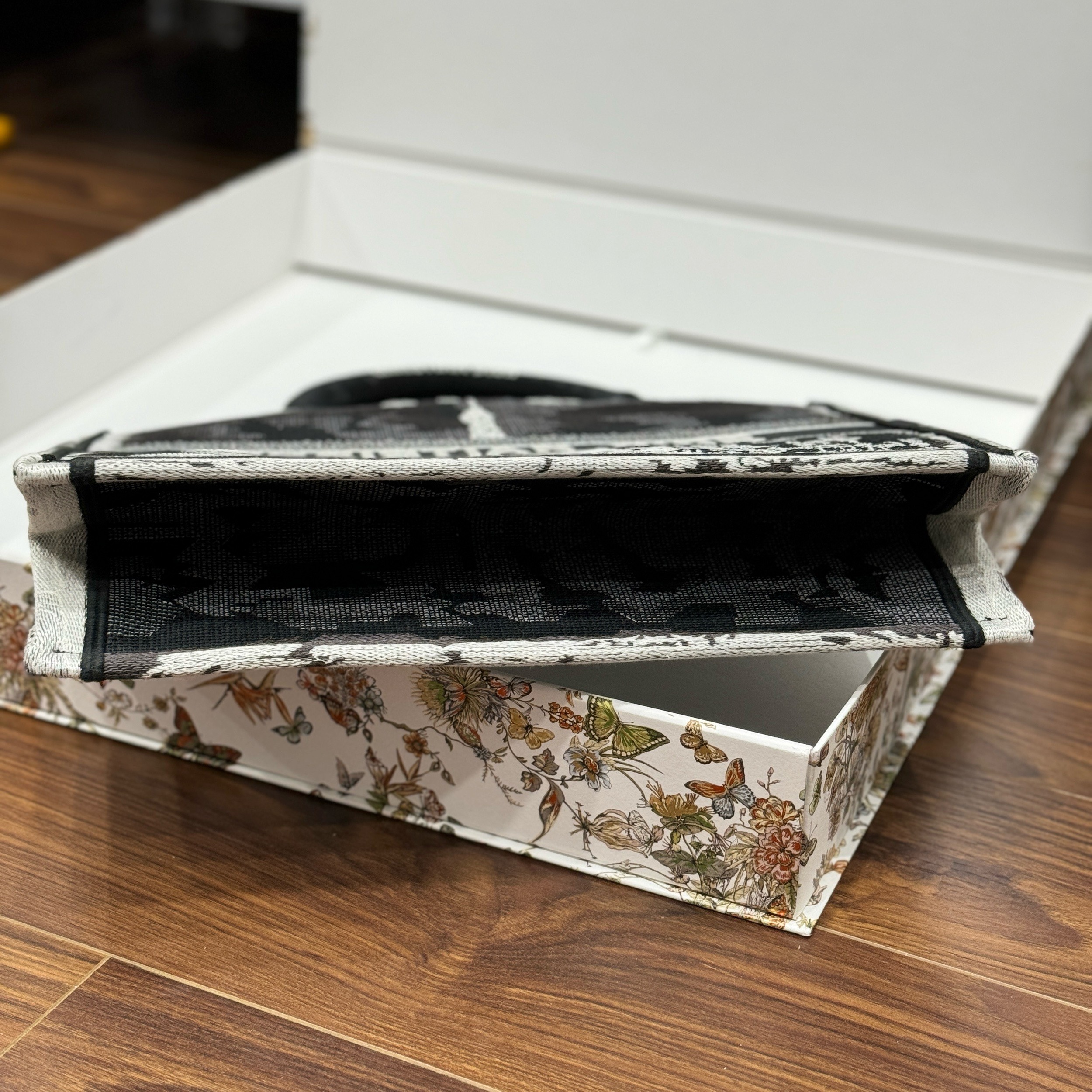 Dior Book Tote Replica Bags Womens Eiffel Tower Pattern 36 (5) Dior Book Tote Replica Bags Womens Eiffel Tower Pattern 36 (2)