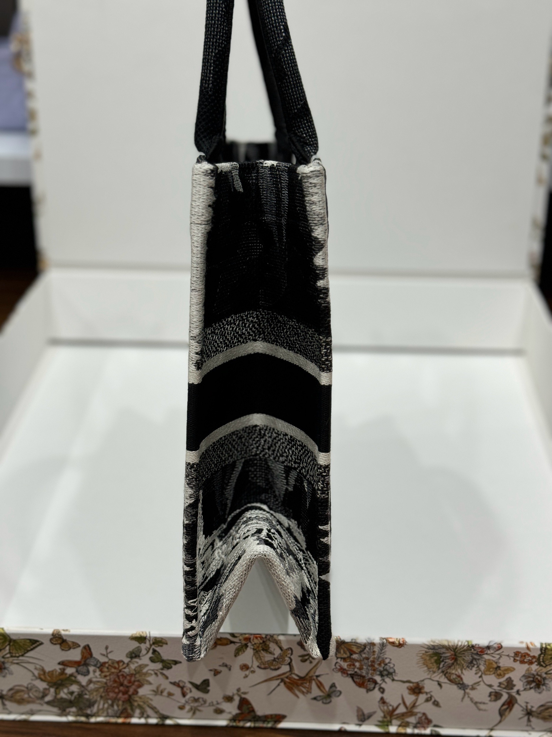 Dior Book Tote Replica Bags Womens Eiffel Tower Pattern 36 (6) Dior Book Tote Replica Bags Womens Eiffel Tower Pattern 36 (2)