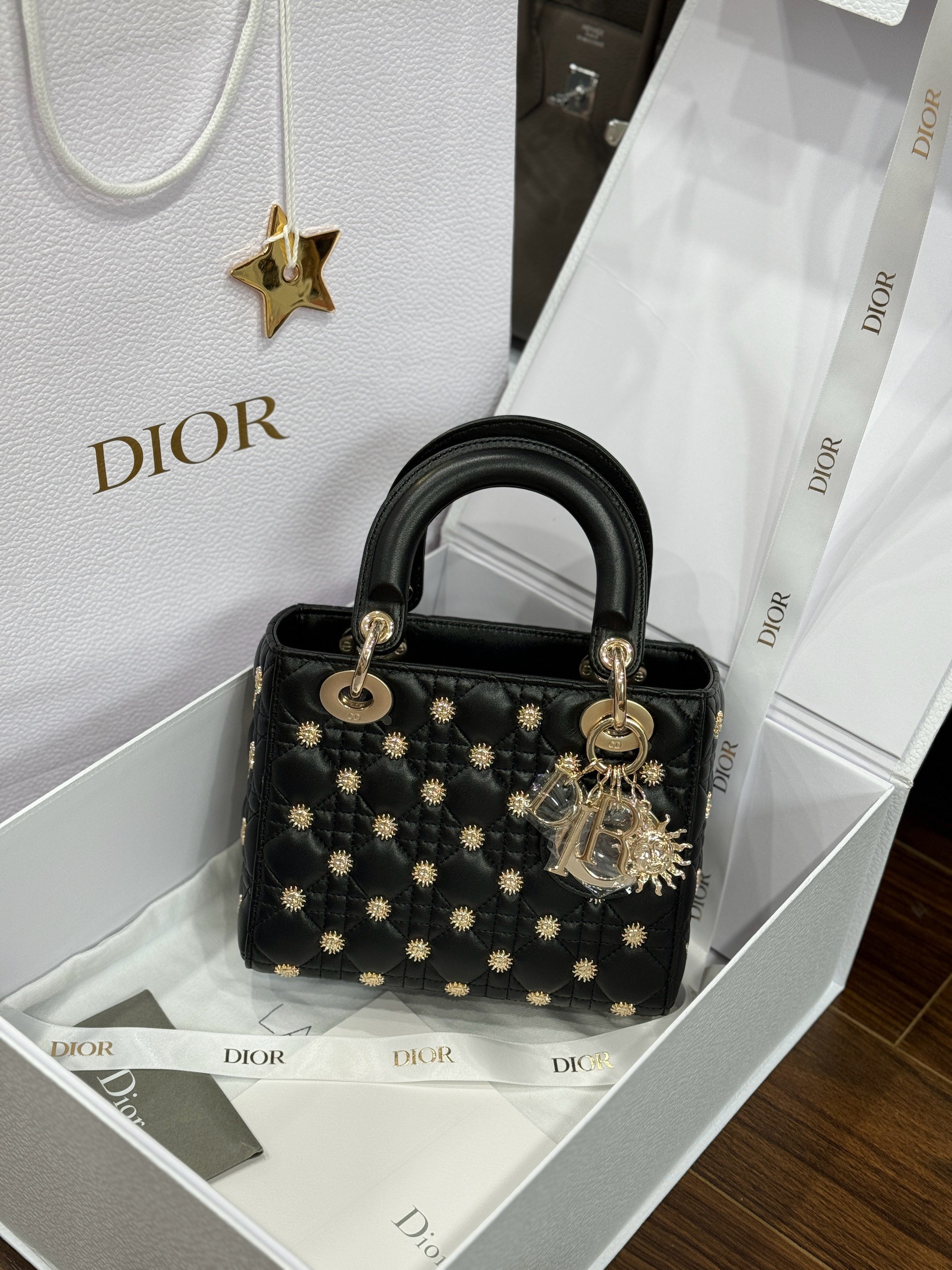 Dior Lady Beaded With Sun Motifs Womens Replica Bags 20cm (3) Dior Lady Beaded With Sun Motifs Womens Replica Bags 20cm (2)