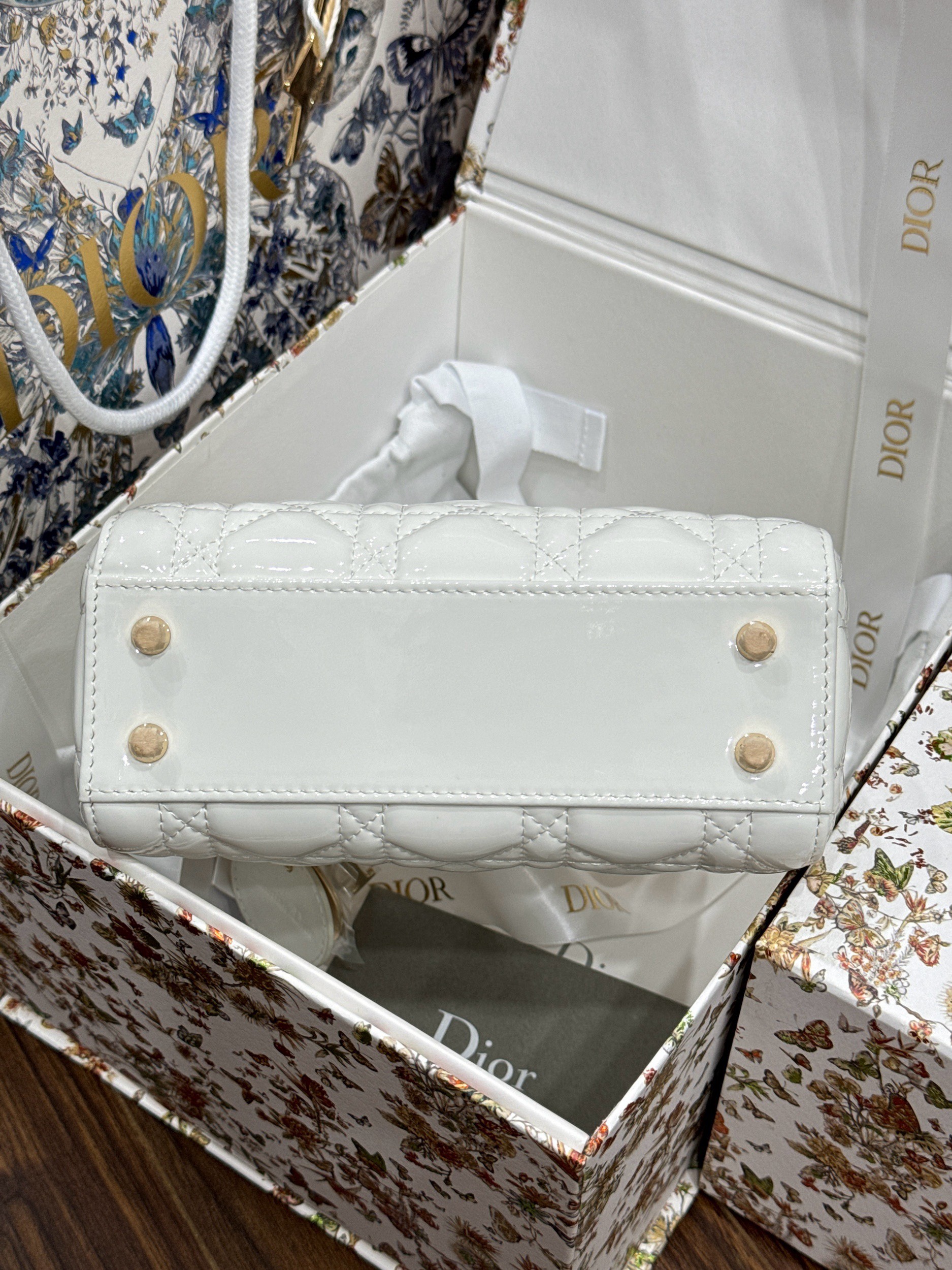 Dior Lady Womens Best Replica Bags White Glossy Leather Lock Gold 17cm (1) Dior Lady Womens Best Replica Bags White Glossy Leather Lock Gold 17cm (2)