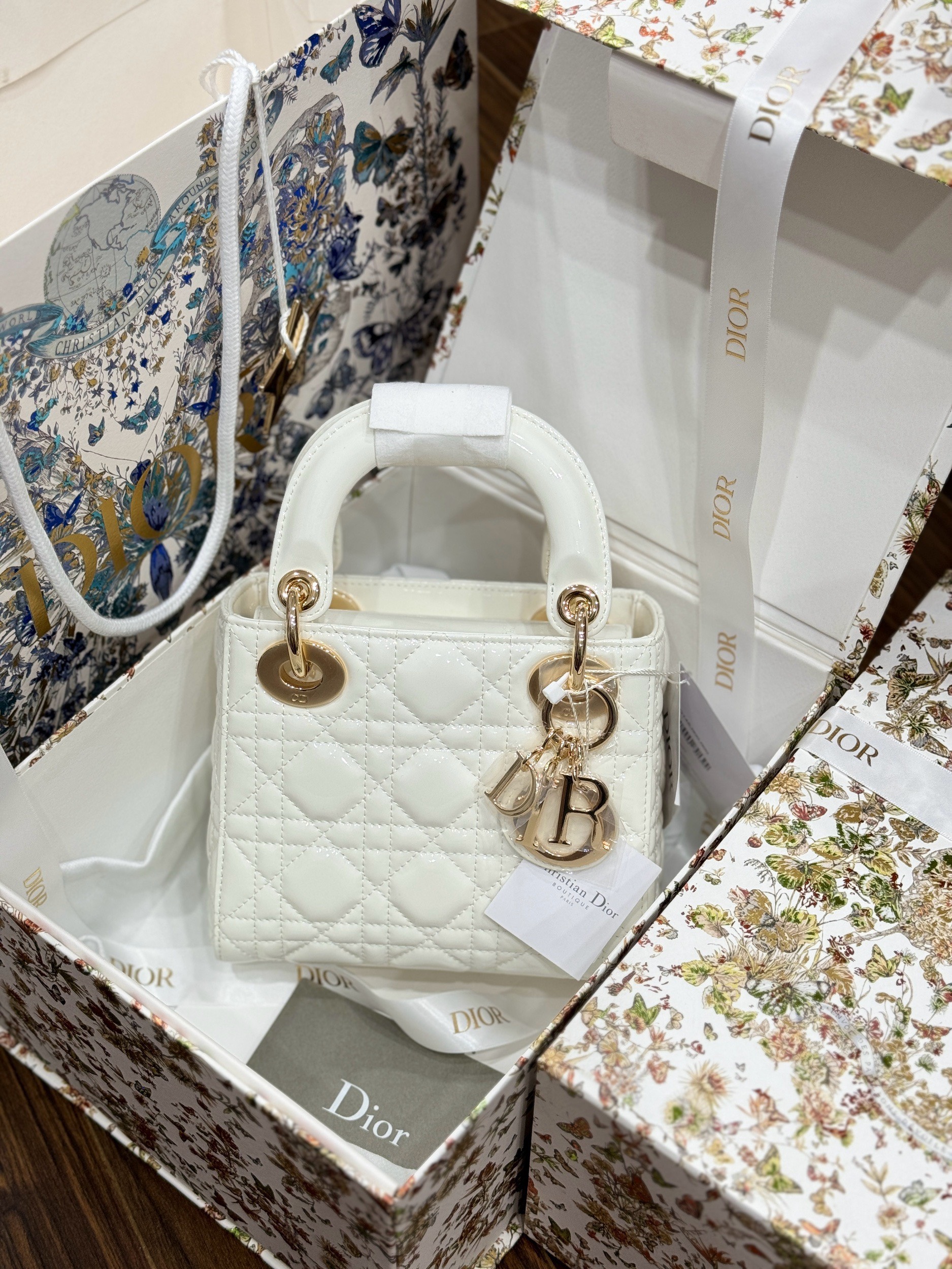 Dior Lady Womens Best Replica Bags White Glossy Leather Lock Gold 17cm (3) Dior Lady Womens Best Replica Bags White Glossy Leather Lock Gold 17cm (2)