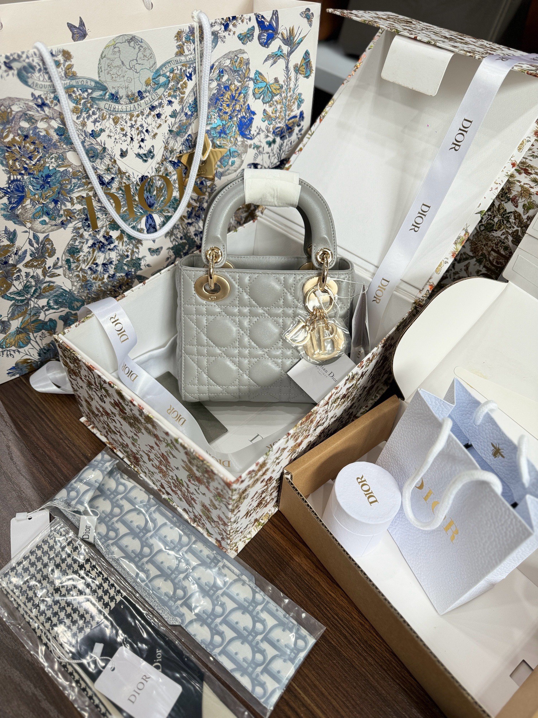 Dior Lady Womens Gray Best Replica Bags Gold Lock 17cm (3) Dior Lady Womens Gray Best Replica Bags Gold Lock 17cm (2)