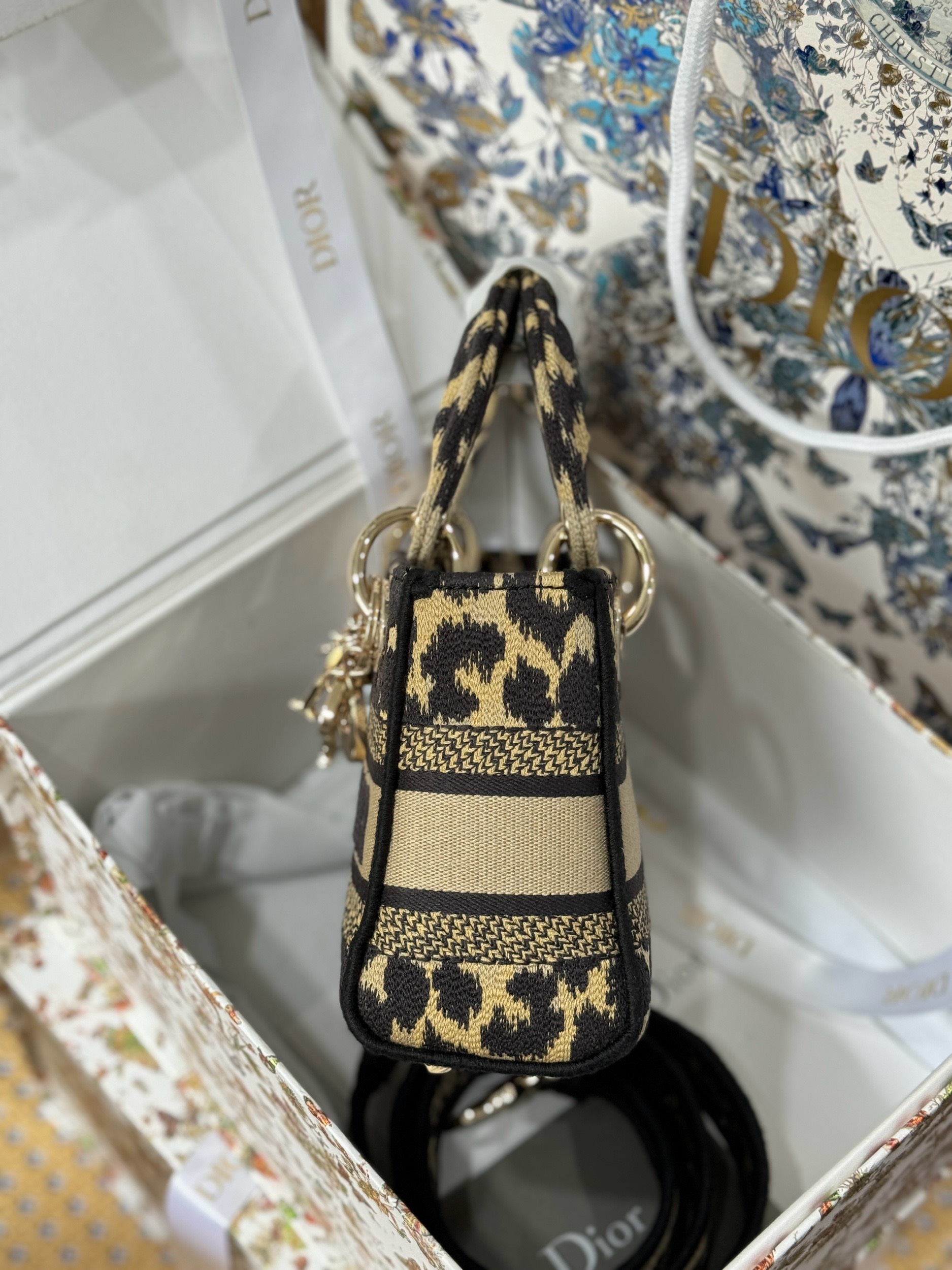 Dior Lady Womens Replica Handbags Embroidered Fabric 17cm (1) Dior Lady Womens Replica Handbags Embroidered Fabric 17cm (2)