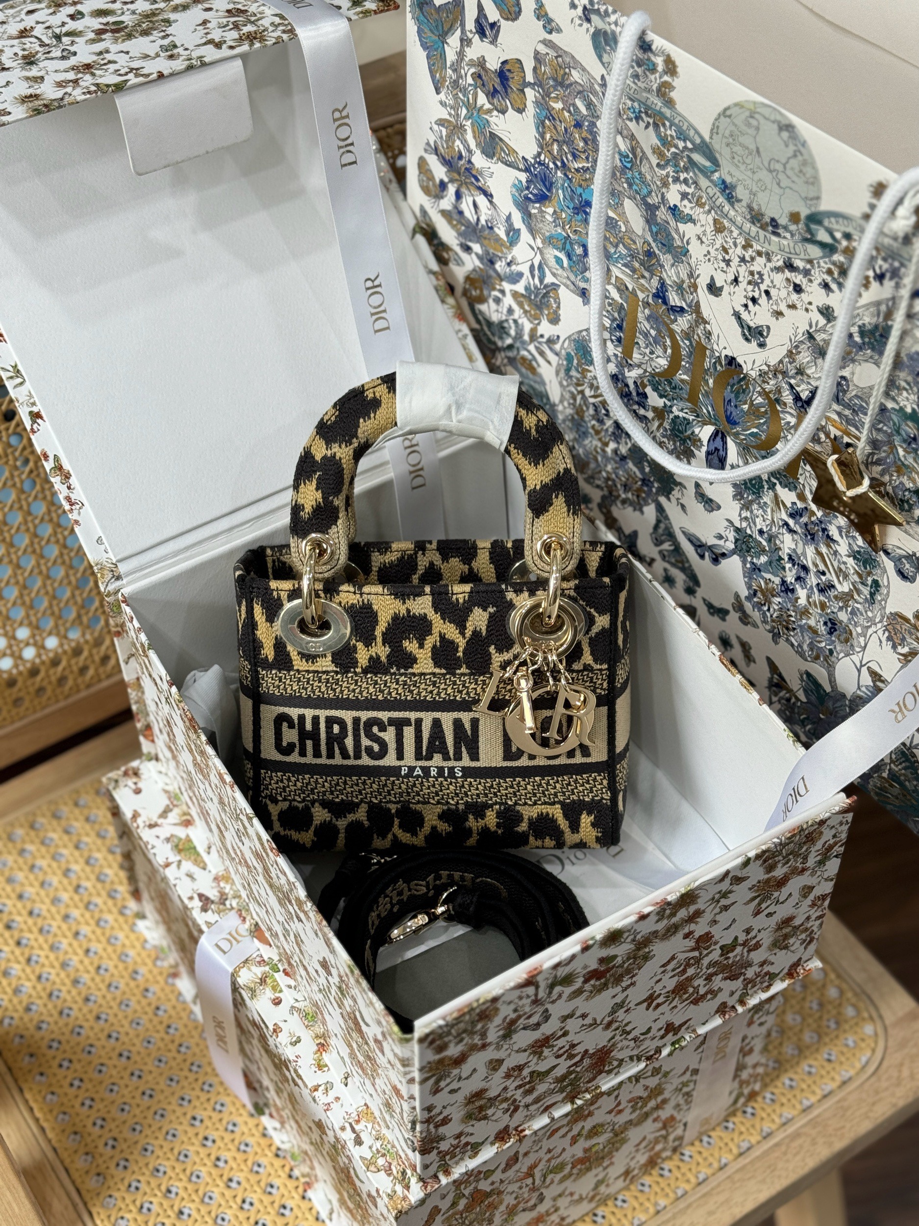 Dior Lady Womens Replica Handbags Embroidered Fabric 17cm (4) Dior Lady Womens Replica Handbags Embroidered Fabric 17cm (2)