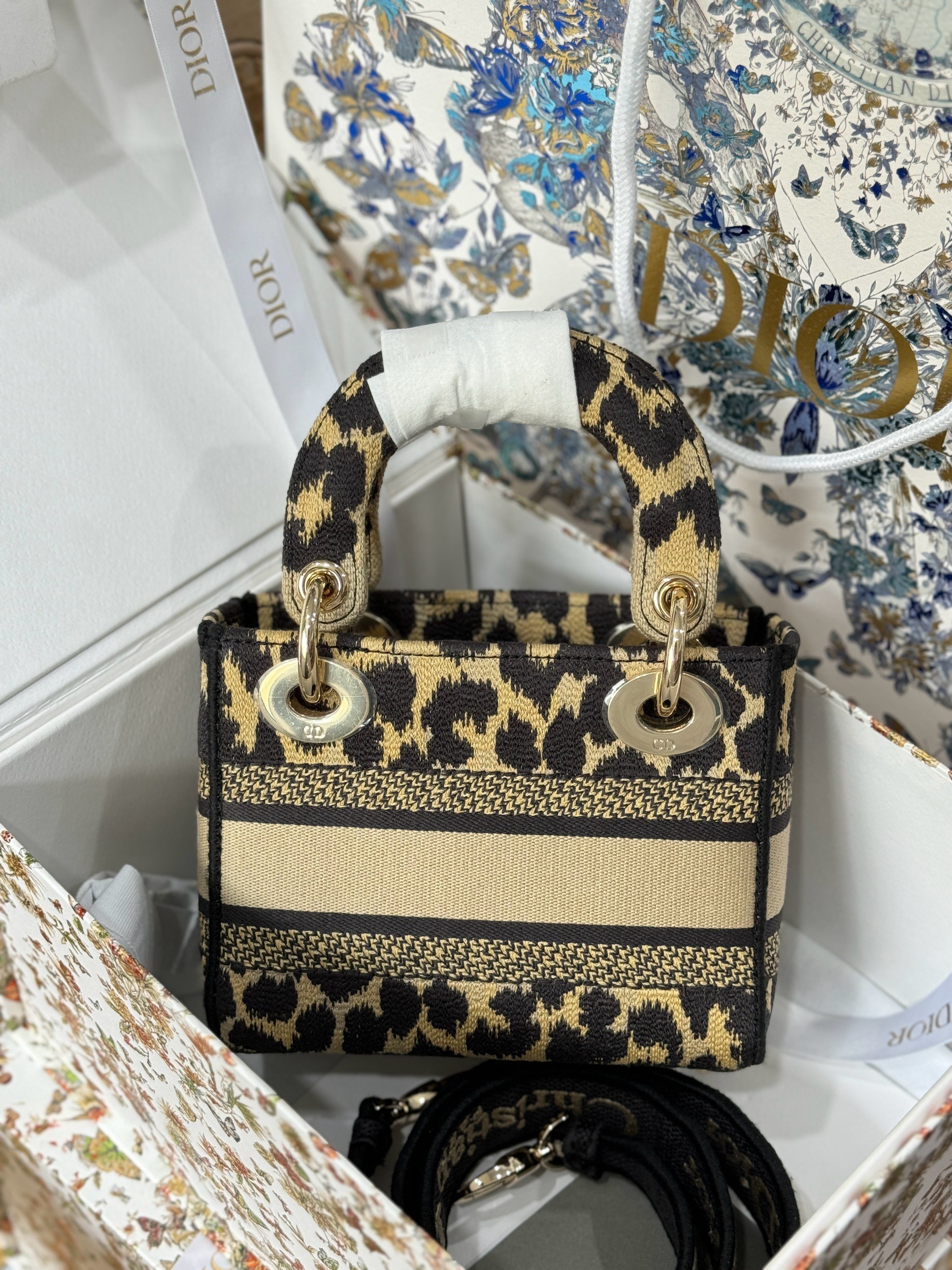 Dior Lady Womens Replica Handbags Embroidered Fabric 17cm (5) Dior Lady Womens Replica Handbags Embroidered Fabric 17cm (2)