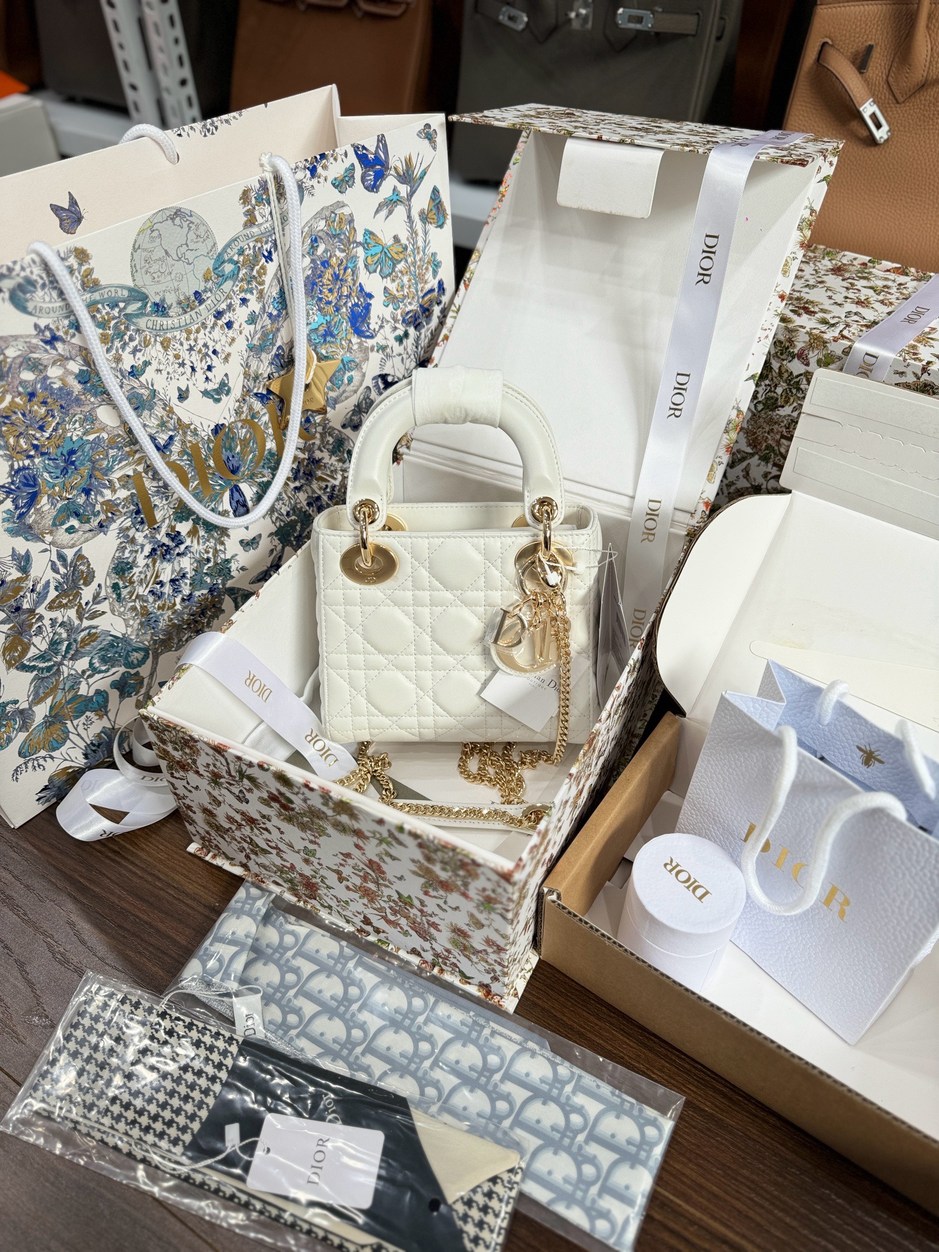 Dior Lady Womens White Best Replica Bags Gold Lock 17cm (3) Dior Lady Womens White Best Replica Bags Gold Lock 17cm (2)