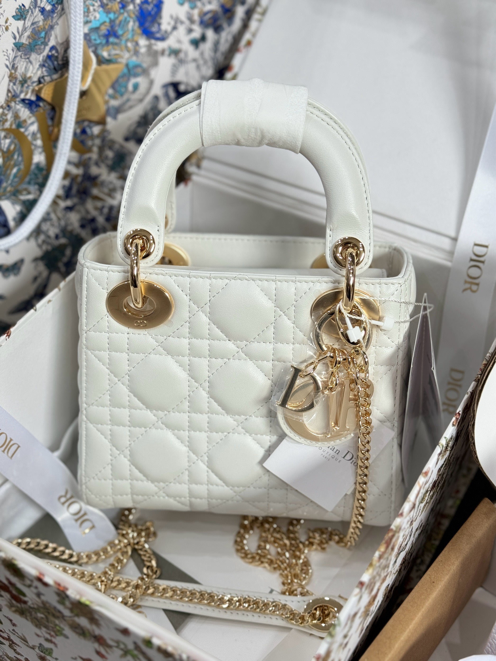 Dior Lady Womens White Best Replica Bags Gold Lock 17cm (4) Dior Lady Womens White Best Replica Bags Gold Lock 17cm (2)