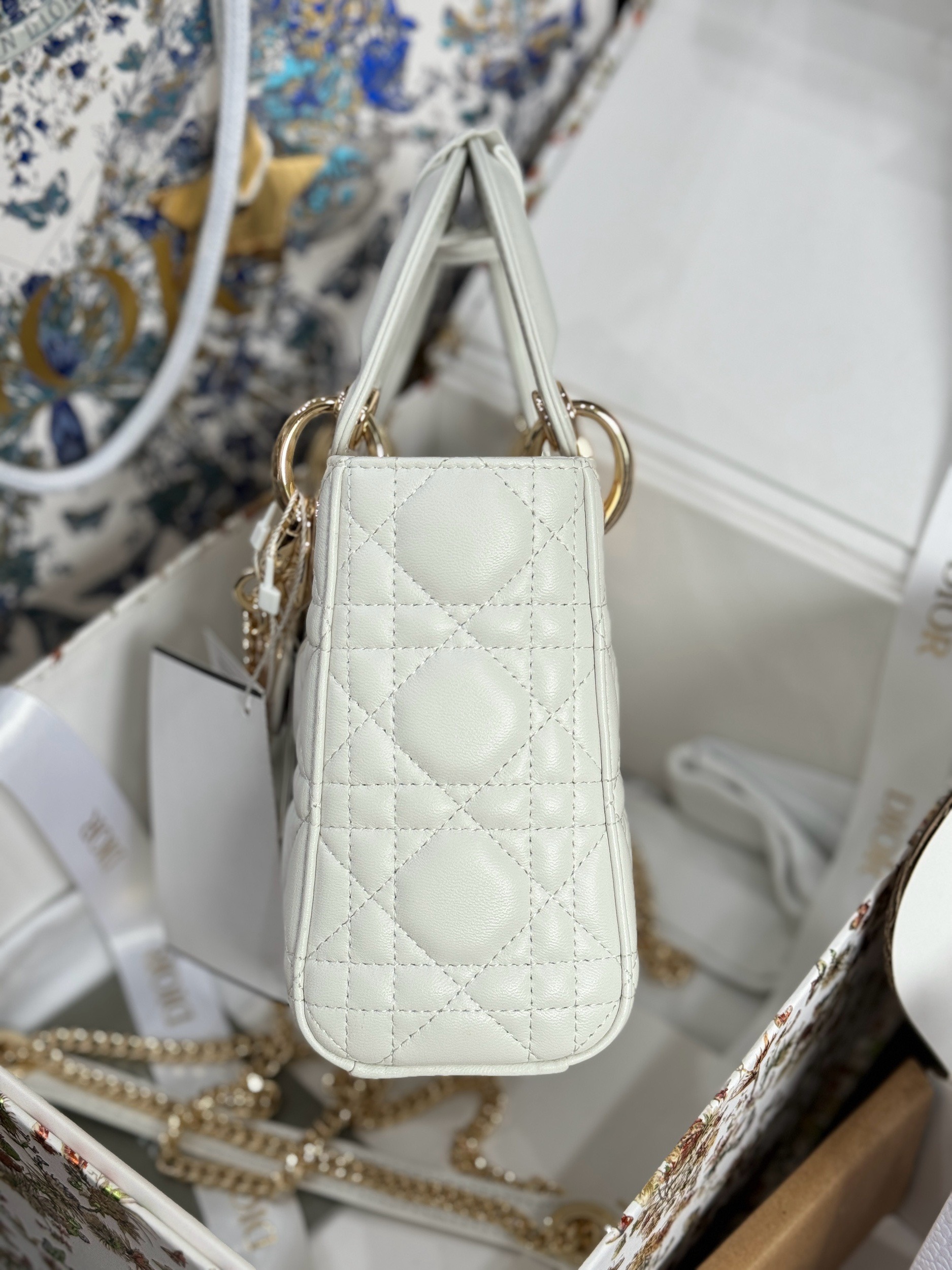 Dior Lady Womens White Best Replica Bags Gold Lock 17cm (6) Dior Lady Womens White Best Replica Bags Gold Lock 17cm (2)