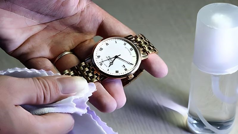 Simple Steps to Polish a Gold-Plated Watch at Home (4)