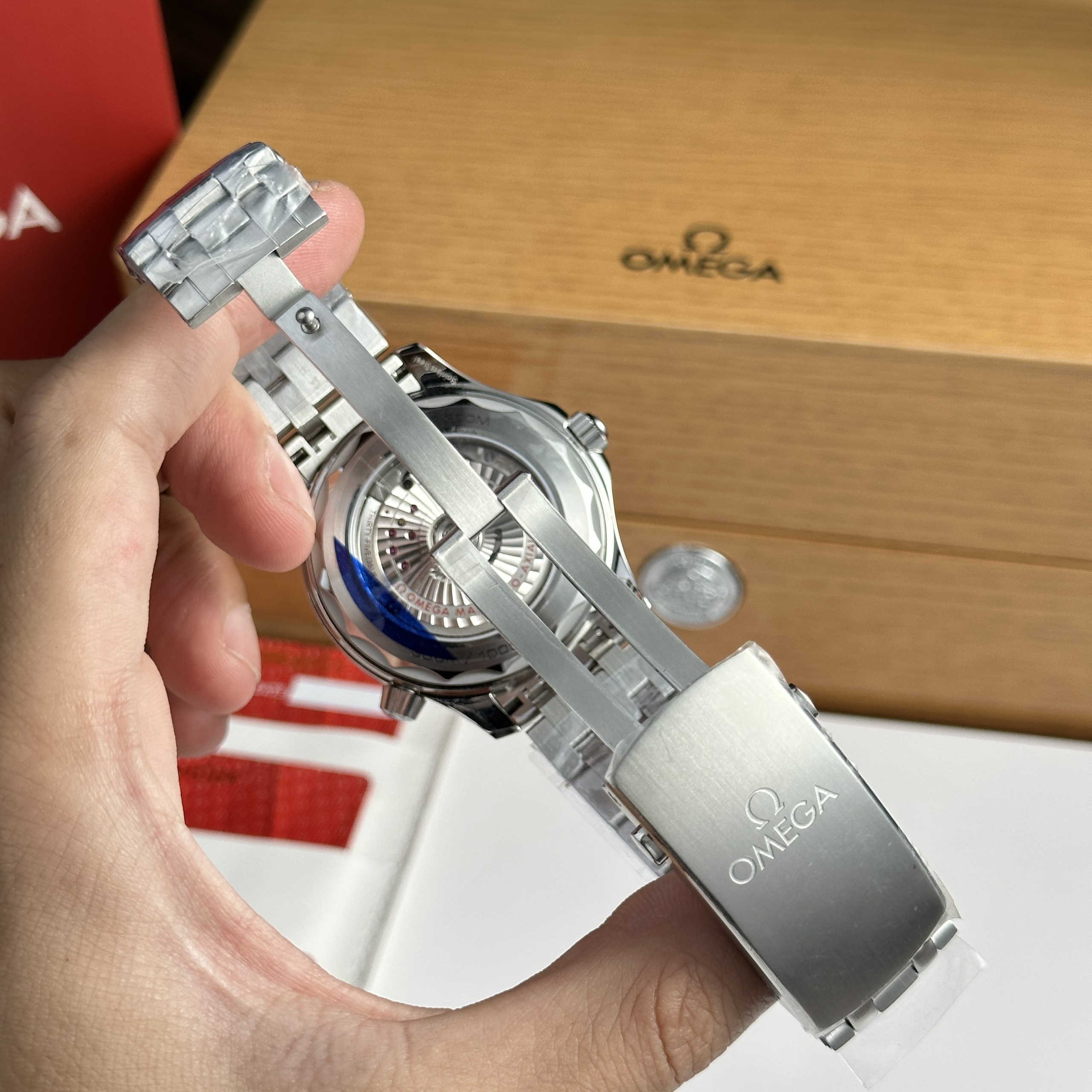 Omega Seamaster Diver 300M Master Chronometer Green Replica Watch VS Factory (3) Omega Seamaster Diver 300M Master Chronometer Green Replica Watch VS Factory (1)