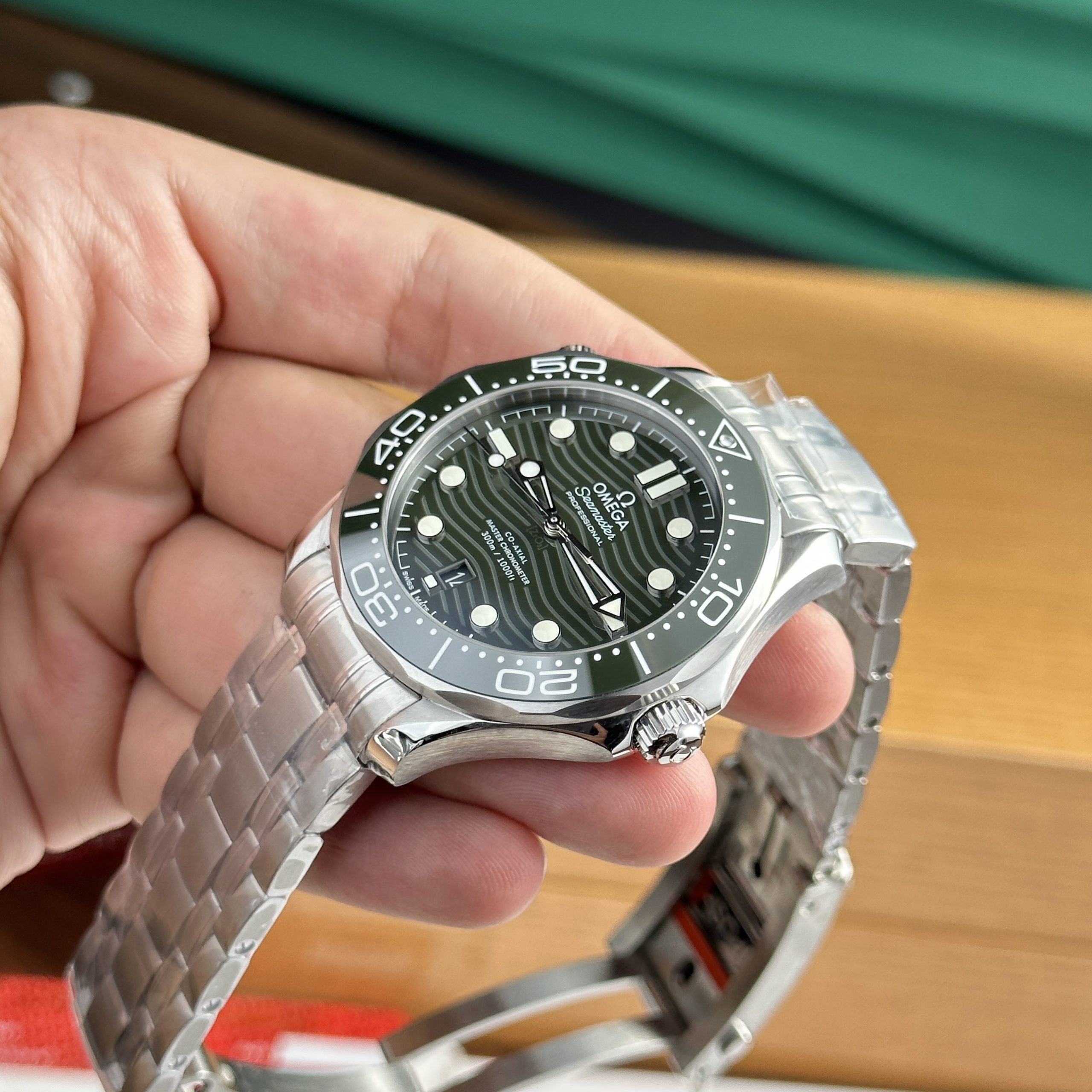 Omega Seamaster Diver 300M Master Chronometer Green Replica Watch VS Factory (7) Omega Seamaster Diver 300M Master Chronometer Green Replica Watch VS Factory (1)