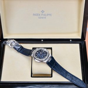 Patek Philippe Nautilus 5724G White Gold 18K Customs Naturals Diamonds 40mm (1)