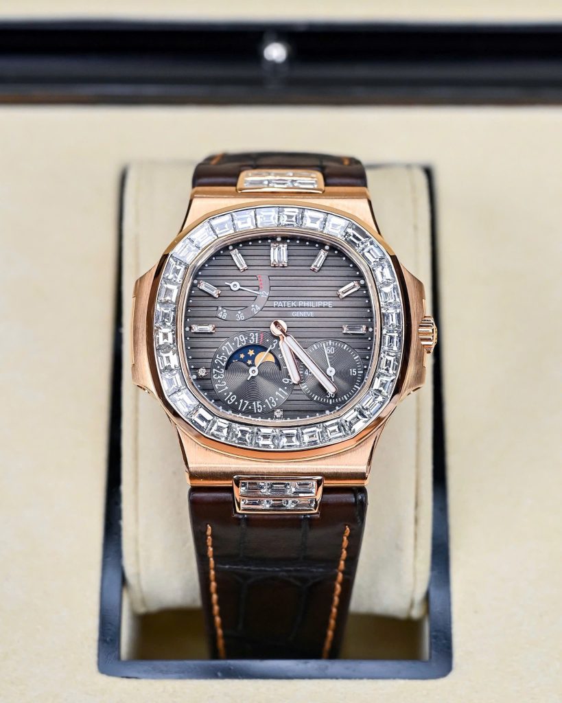 Patek Philippe Nautilus 5724R Rose Gold 18K Customs Naturals Diamonds 40mm