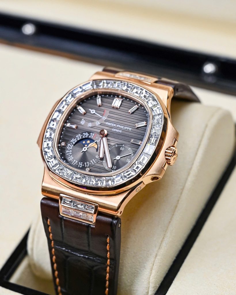 Patek Philippe Nautilus 5724R Rose Gold 18K Customs Naturals Diamonds 40mm